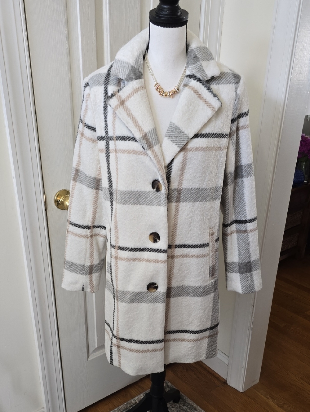 LIZ CLAIBORNE BRAND WOMEN'S WHITE AND BLACK PLAID WINTER COAT SIZE SMALL